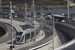 Image du Maroc Professionnelle de  Le Tramway traverse le nouveau pont Hassan II, construit sur le fleuve Bouregrag entre Rabat et Salé, Jeudi 20 Octobre 2011. (Photo / Abdeljalil Bounhar) 